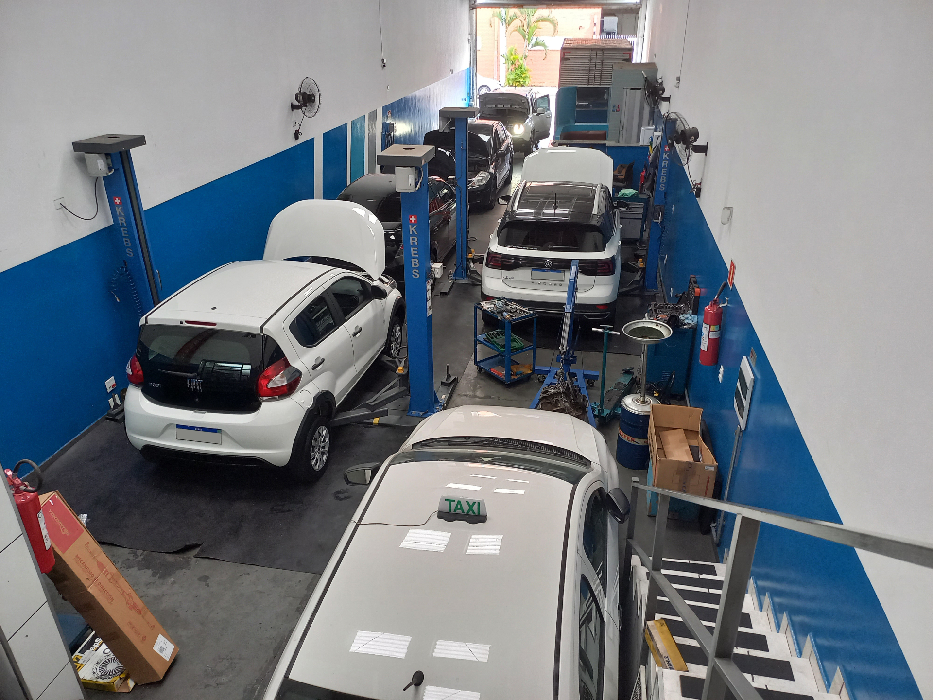 Oficina mecânica moderna e equipada